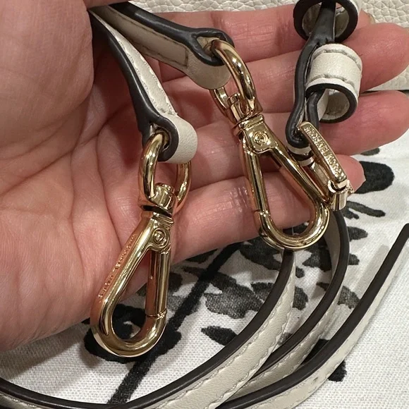 Price Drop ⬇️ Michael Kors Ivory Small Crossbody Bag - Picture 5 of 14